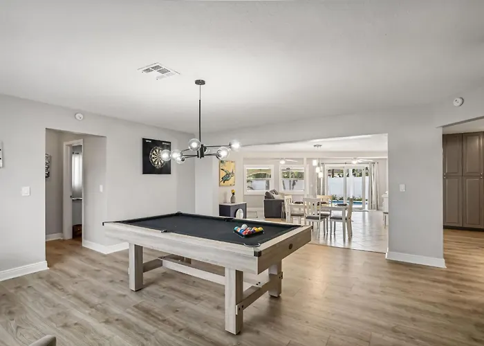 3Br 2Ba Heated Pool Home Pool Table Great Location