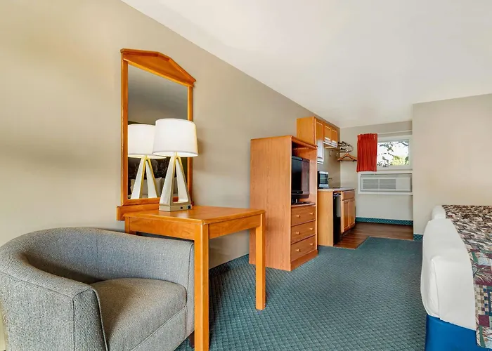 Super 8 By Wyndham Lake George/Downtown