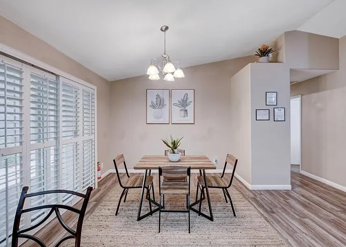 Cozy Getaway With King Bed, Bbq & Spacious Backyard