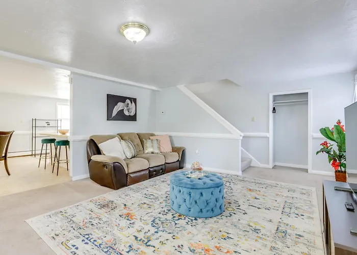 5 Mi To To Downtown Worcester: Quiet Townhome