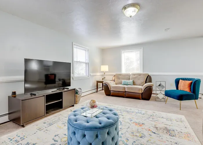 5 Mi To To Downtown Worcester: Quiet Townhome