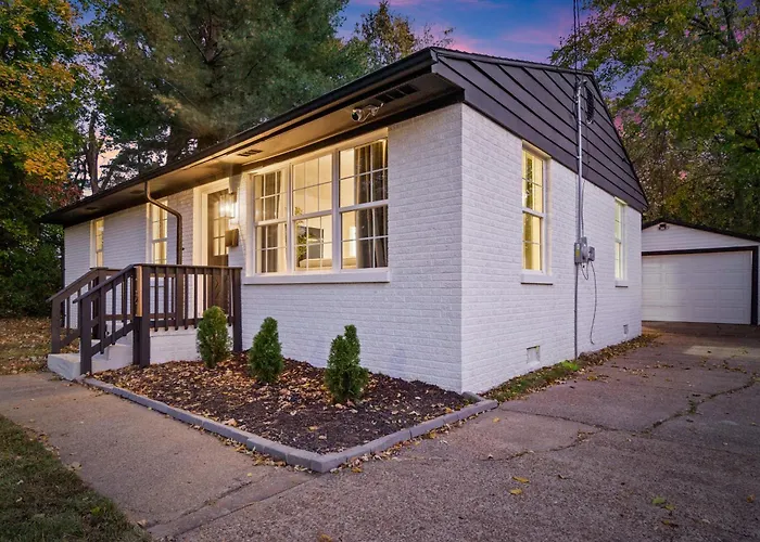 Game Room And Huge Yard With Fire Pit Yard Games And Bbq Near Ue And Downtown
