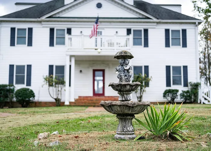 Colonial Manor