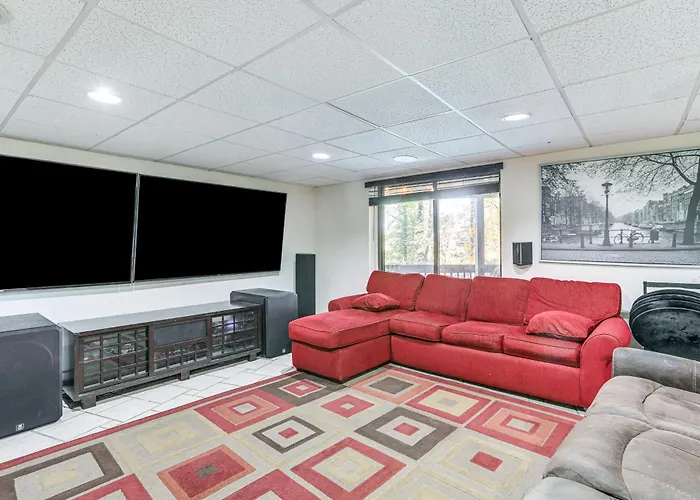 Spacious King Of Prussia Home W/ 2 Game Rooms