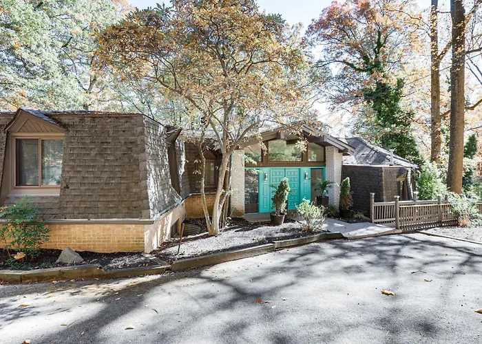 Spacious King Of Prussia Home W/ 2 Game Rooms