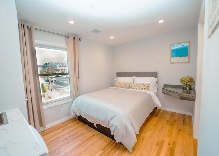 Hampton Bays Hotel On Main