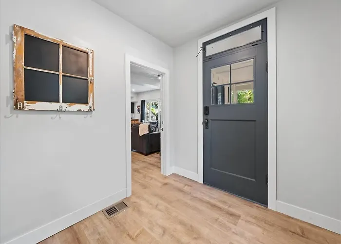 5 Bedroom - Located In Old Town Eagle