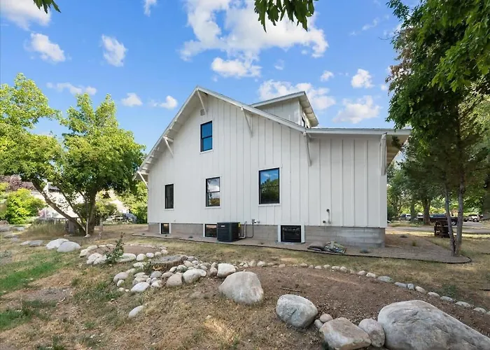 5 Bedroom - Located In Old Town Eagle