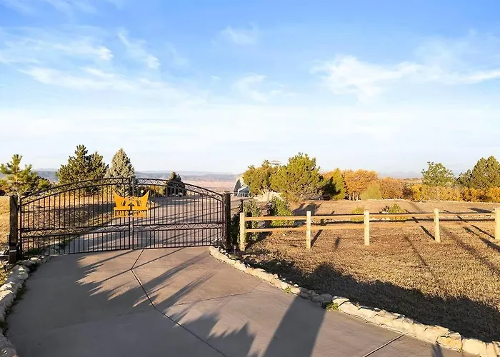 The Kingdome - A Unique, Royal Experience With Hot Tub, Rooftop And Views