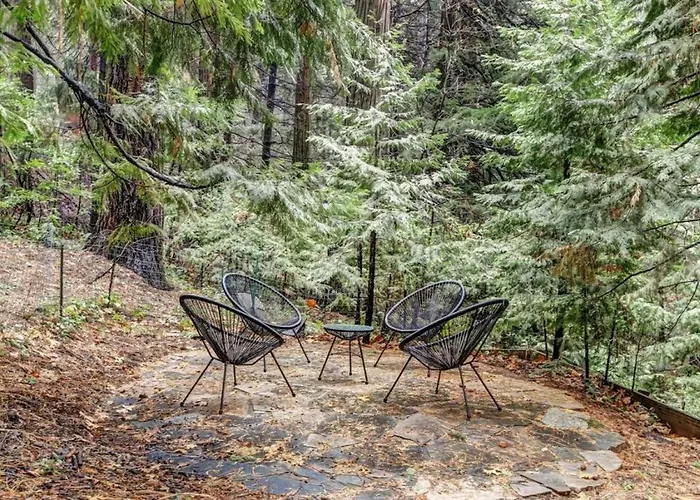 Picturesque Cabin Hot Tub
