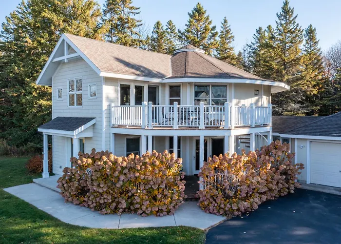 The Goat And Cherry- Cozy Retreat, Hot Tub, Fire Pit, Arcade Fun & Dogs!