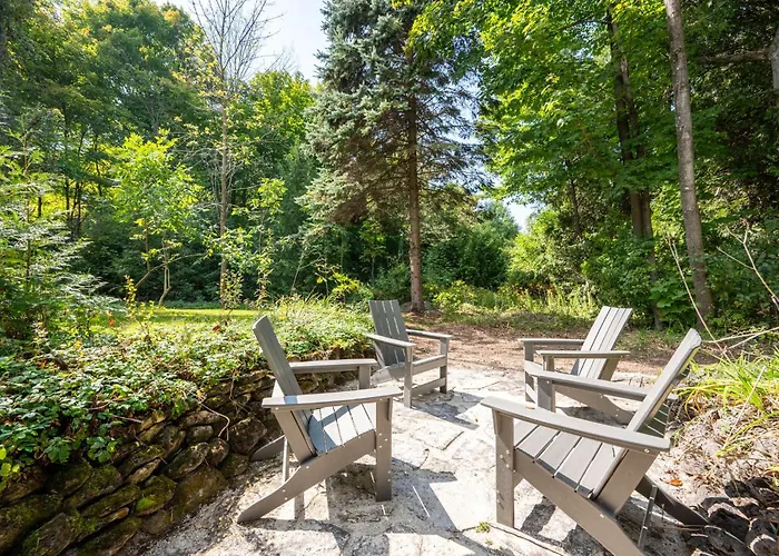 Wooded Wonder- Cozy Retreat, Hot Tub, Fire Pit, Game Room & Dogs!