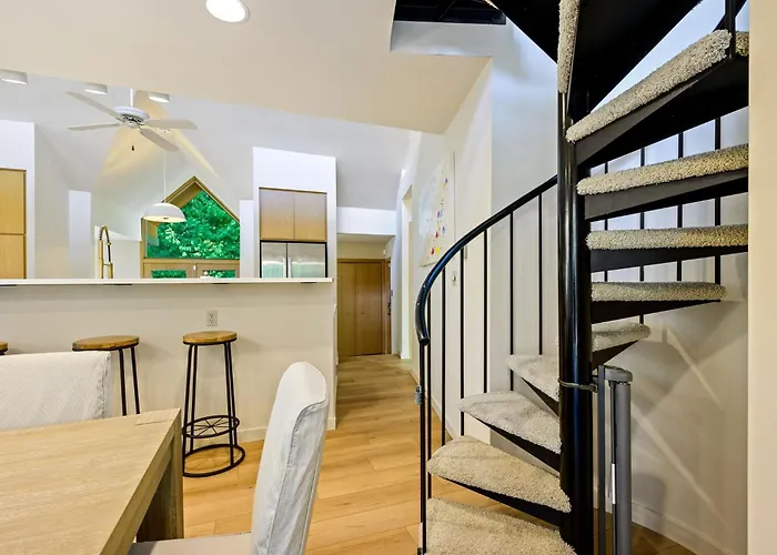 Wooded Wonder- Cozy Retreat, Hot Tub, Fire Pit, Game Room & Dogs!