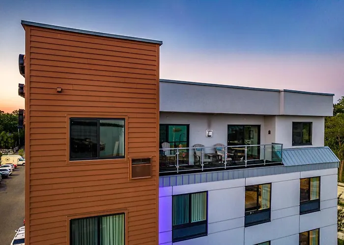 Starboard Point: Stunning Luxury Condo In The Heart Of Dl!