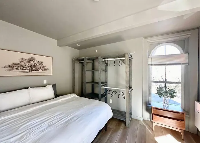 King Bed Suite-Free Parking-Prime Location