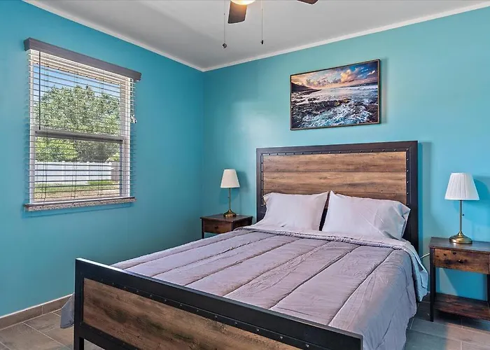 Renovated, Cozy 2 Bedroom