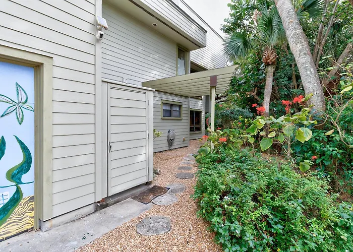 Beach Paradise Getaway - 200Ft From Beach!