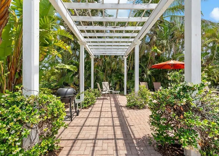Longboat Key Beach House Beauty With Peek-A-Views