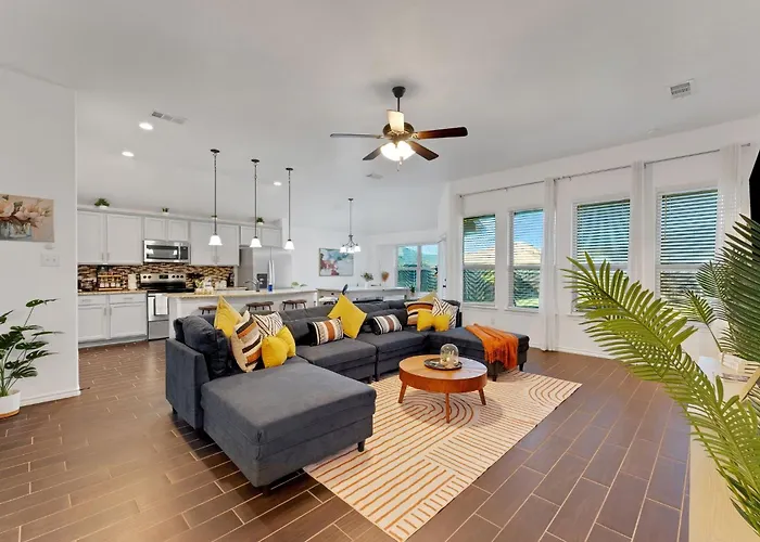New Modern Bohemian Home Minutes From Epic Waters Indoor Park, Andretti Indoor Karting & Games, At&T Stadium, Globe Life, Six Flags, Texas Life