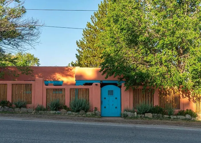 Hot Tub, Artsy Family Adobe, 4Mins Plaza! Private Deck & Yard