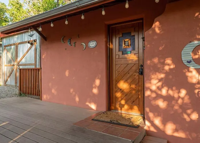 Hot Tub, Artsy Family Adobe, 4Mins Plaza! Private Deck & Yard