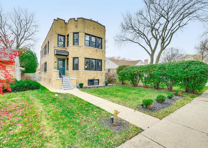 Pet-Friendly Family Apartment - Near Nu Campus!