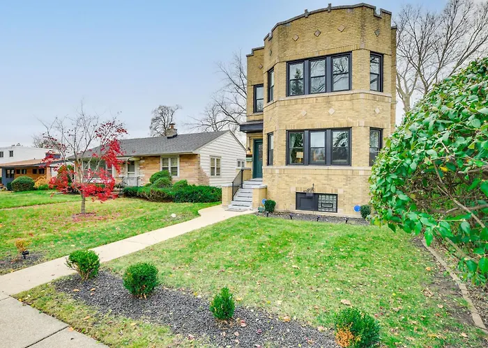 Pet-Friendly Family Apartment - Near Nu Campus!