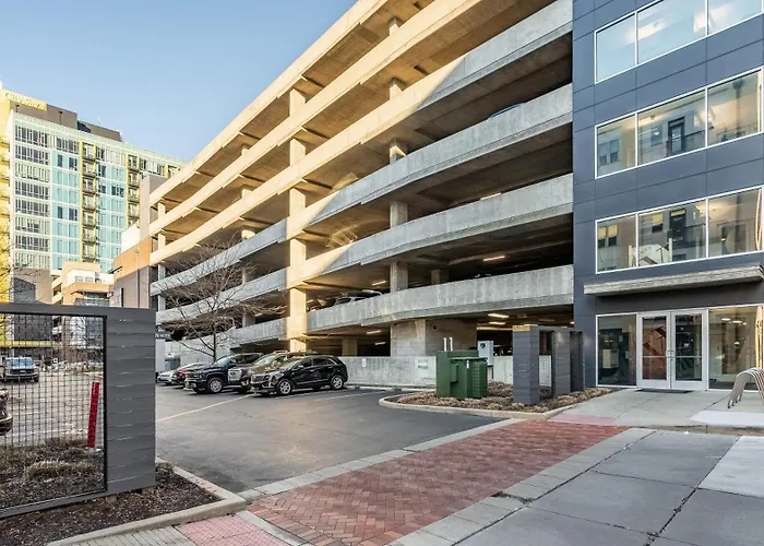 Vibrant 2Br Corner Suite And Free Parking At Cityway