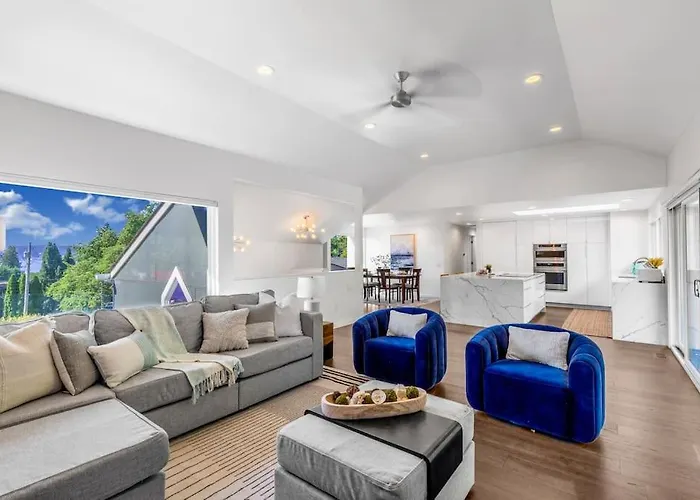 Modern And Relaxing Lake Sammamish View House