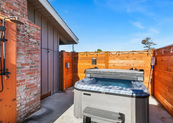 Oceanview 5 Bedroom Hot Tub, Firepit & Dog Run