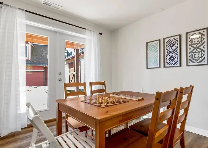 Tastefully Remodeled 4 Bedroom Home With Rainier View