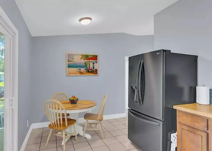 Cheerful 2 Bedroom That Is Close To The Water