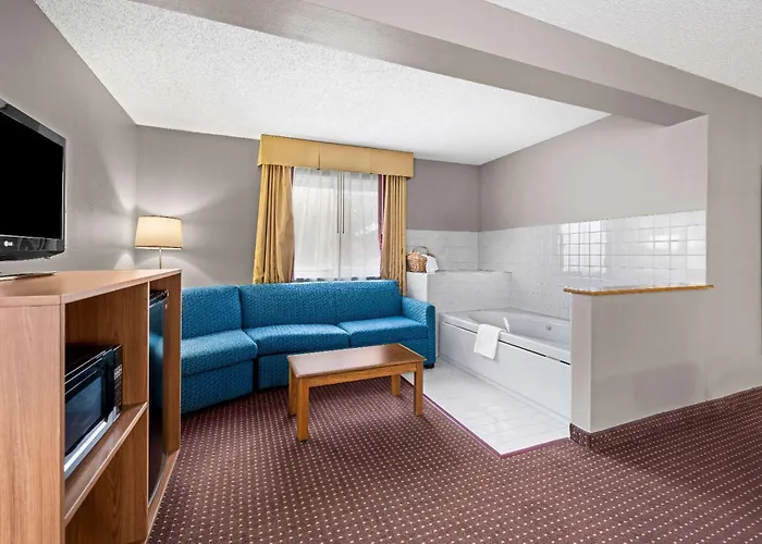 Super 8 By Wyndham Waverly