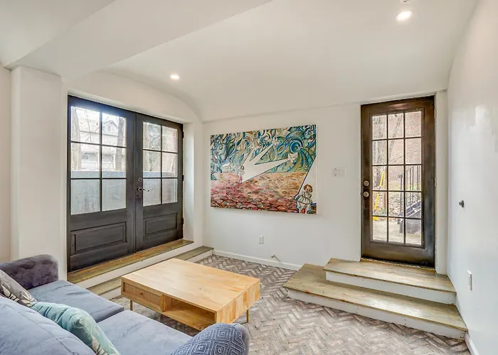 Walk To Waterfront: Chic Hudson Valley Garden Apt