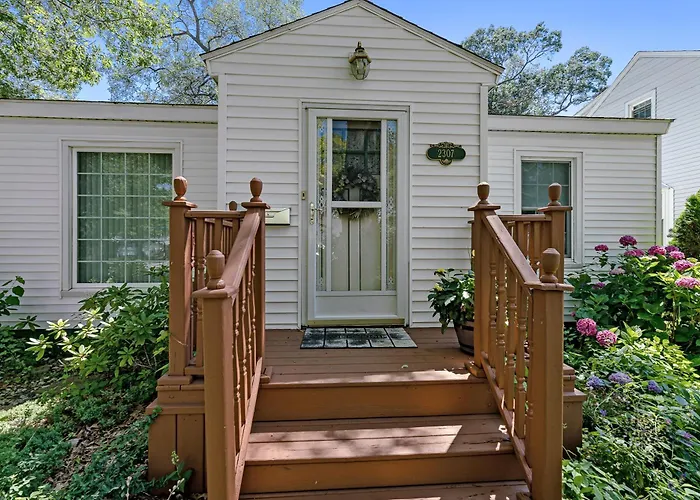 Peaceful Pastel - Cheerful Cottage Close To Pere Marquette And Muskegon Lake - Pet Friendly