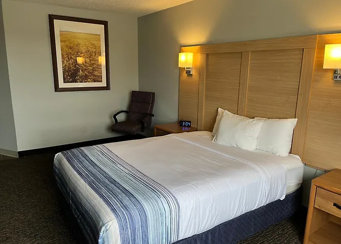 Days Inn & Suites By Wyndham Williamsburg Ia North