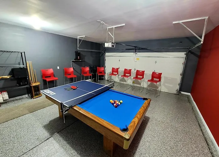 Cedar Getaway - Hot Tub, Private Sauna, Pool-Pong!