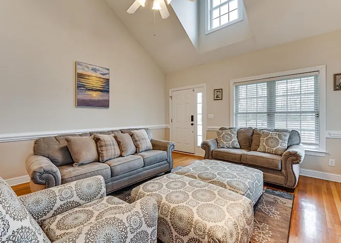 9 Mi To Dtwn: Greenville Home W/ Screened Patio!
