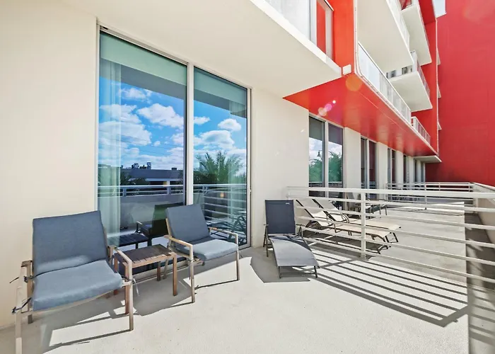Hollywood Studios Condo