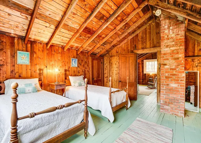 4 Mi To Lake Raponda! Secluded Family Cottage
