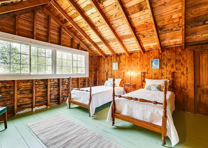 4 Mi To Lake Raponda! Secluded Family Cottage