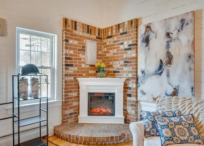 1 Mi To Cranmore Mountain: Charming Conway Apt!