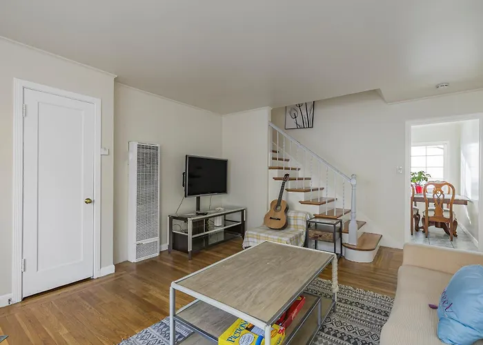 3 Bedroom 2 Bathroom House, Walkable To Bart, Free Parking, Views