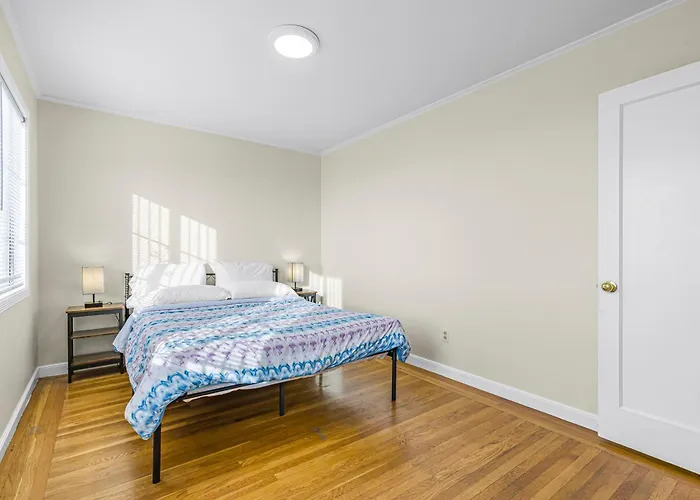 3 Bedroom 2 Bathroom House, Walkable To Bart, Free Parking, Views