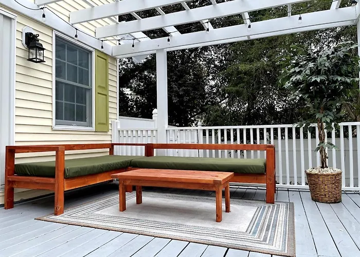 Bright, Airy Home In Hudson!