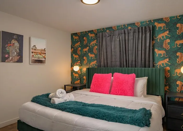 Huge Hot Tub, Theater Room, Family Friendly Oasis