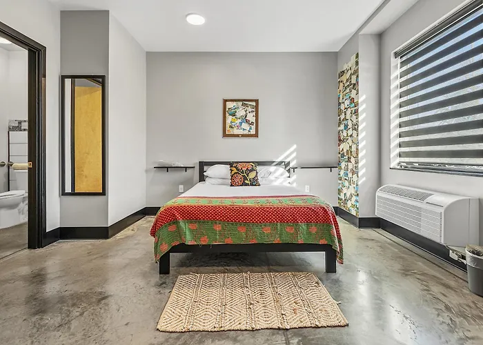 Pet Friendly First Floor Queen Room For 2