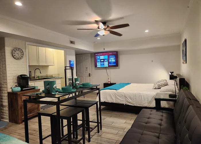 King Bed Exec Suite Hot Tub, Gym, Grill & Laundry