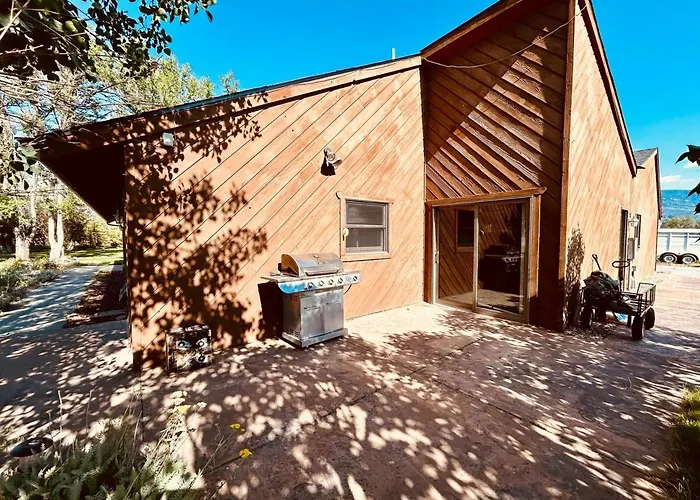 Family Home With Mountain Views!