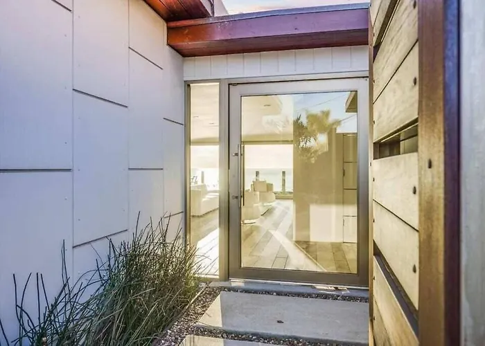 Hi-Tech Hideaway - Modern & Ocean Front!